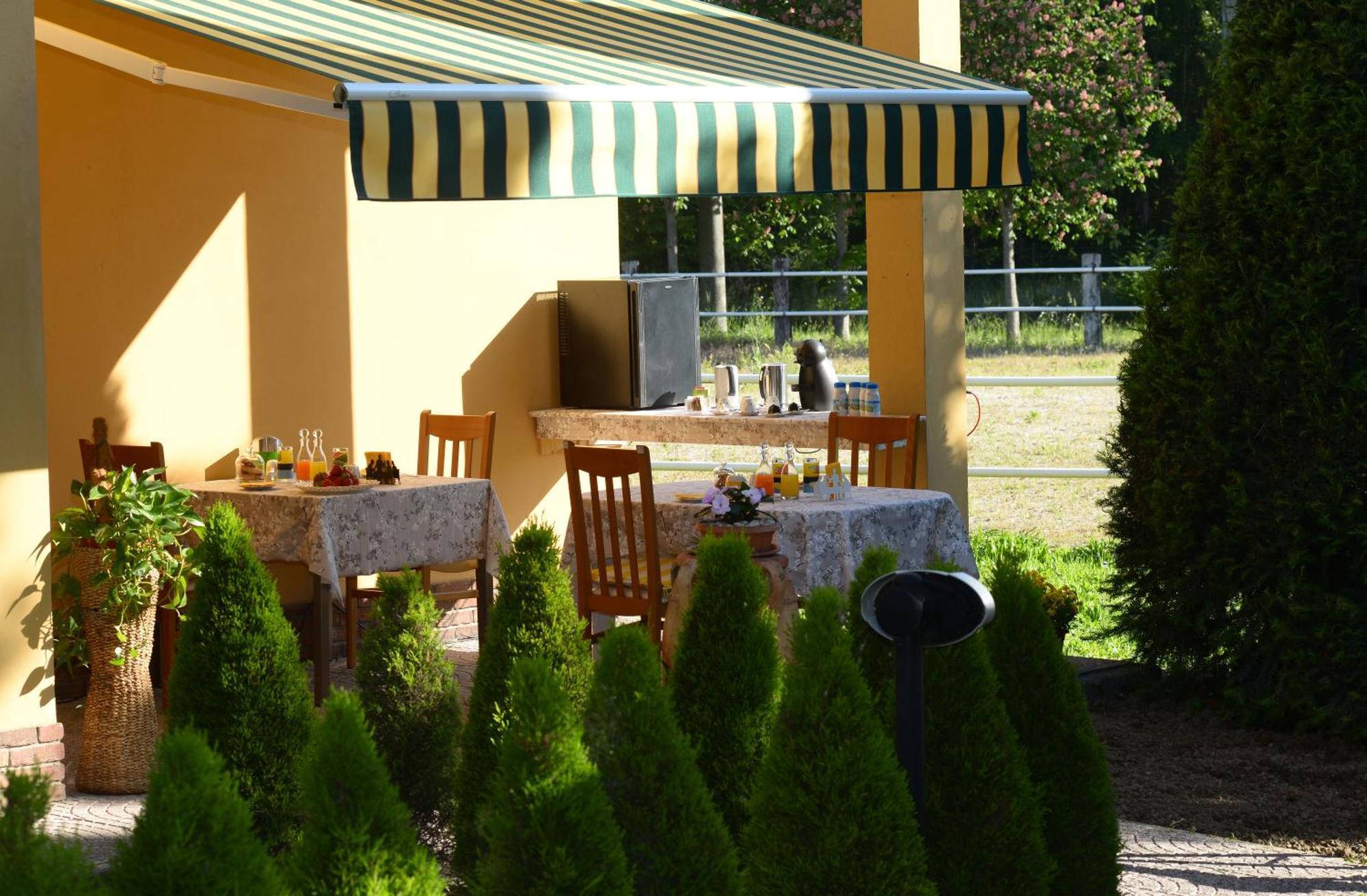Pidkova Hotell Modena Exteriör bild