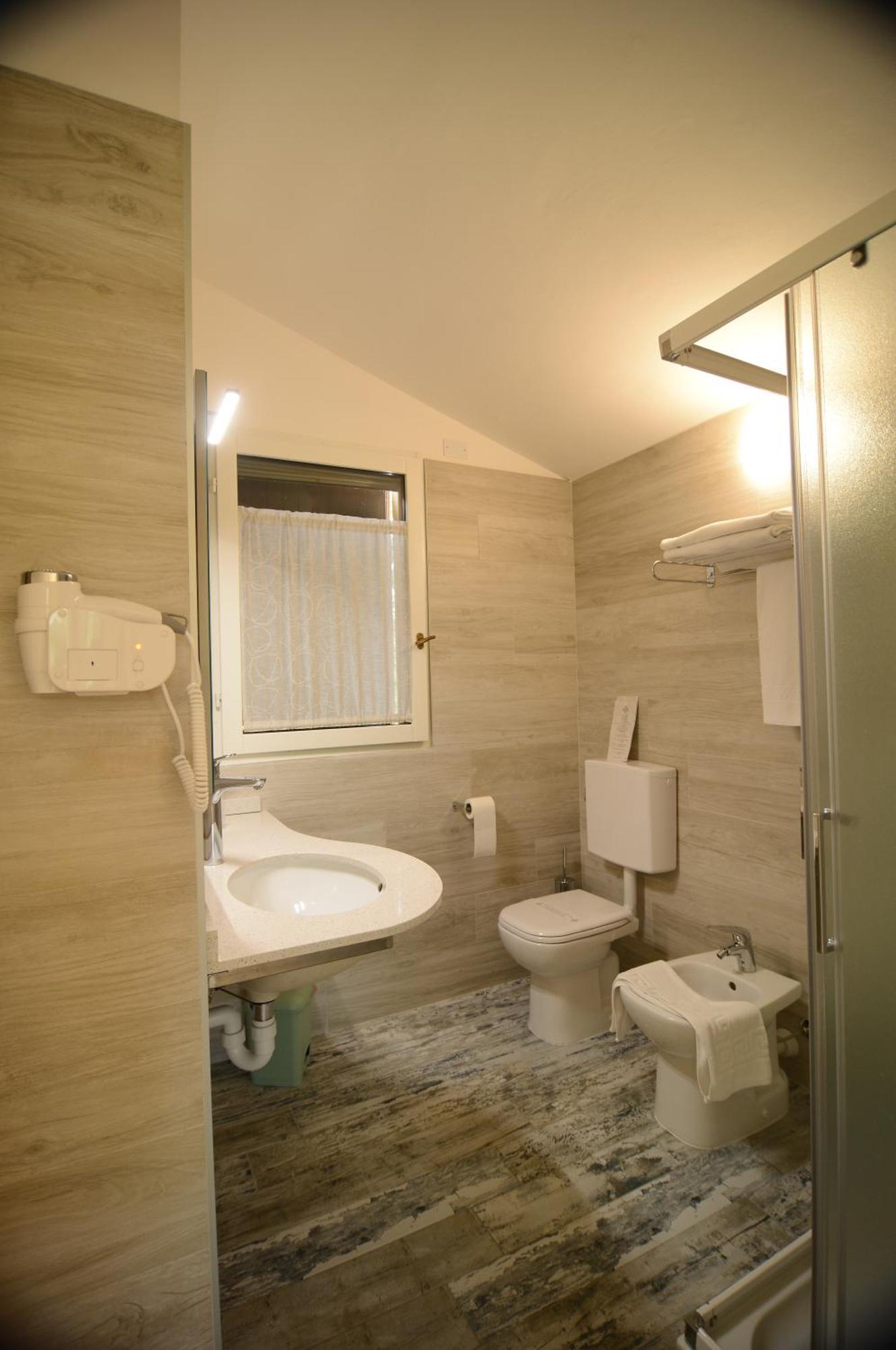 Pidkova Hotell Modena Exteriör bild